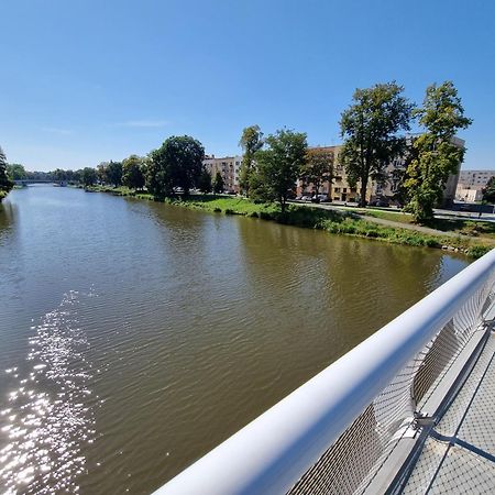 Prostorny Byt V Centru U Reky, 2 Loznice, Balkon Hradec Králové Kültér fotó