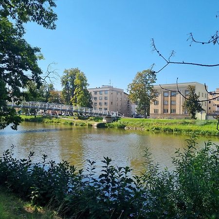 Prostorny Byt V Centru U Reky, 2 Loznice, Balkon Hradec Králové Kültér fotó