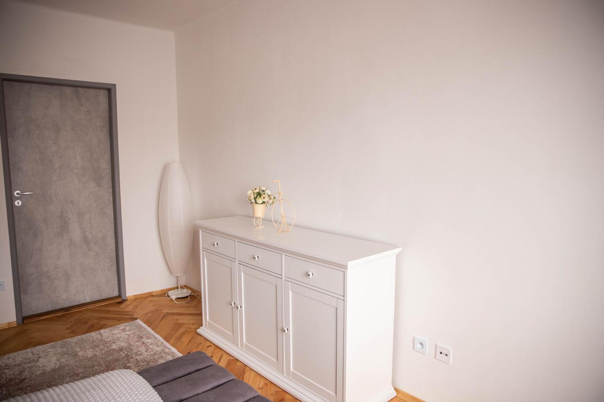 Prostorny Byt V Centru U Reky, 2 Loznice, Balkon Hradec Králové Kültér fotó