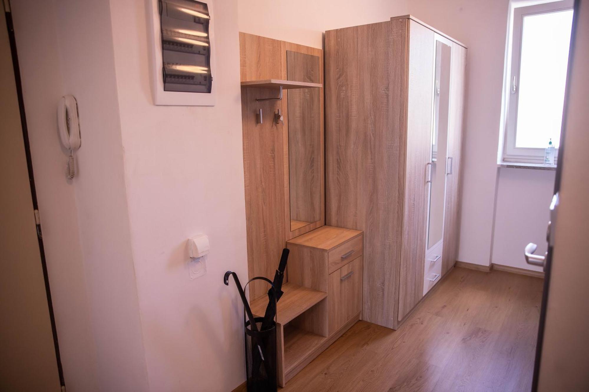Prostorny Byt V Centru U Reky, 2 Loznice, Balkon Hradec Králové Kültér fotó