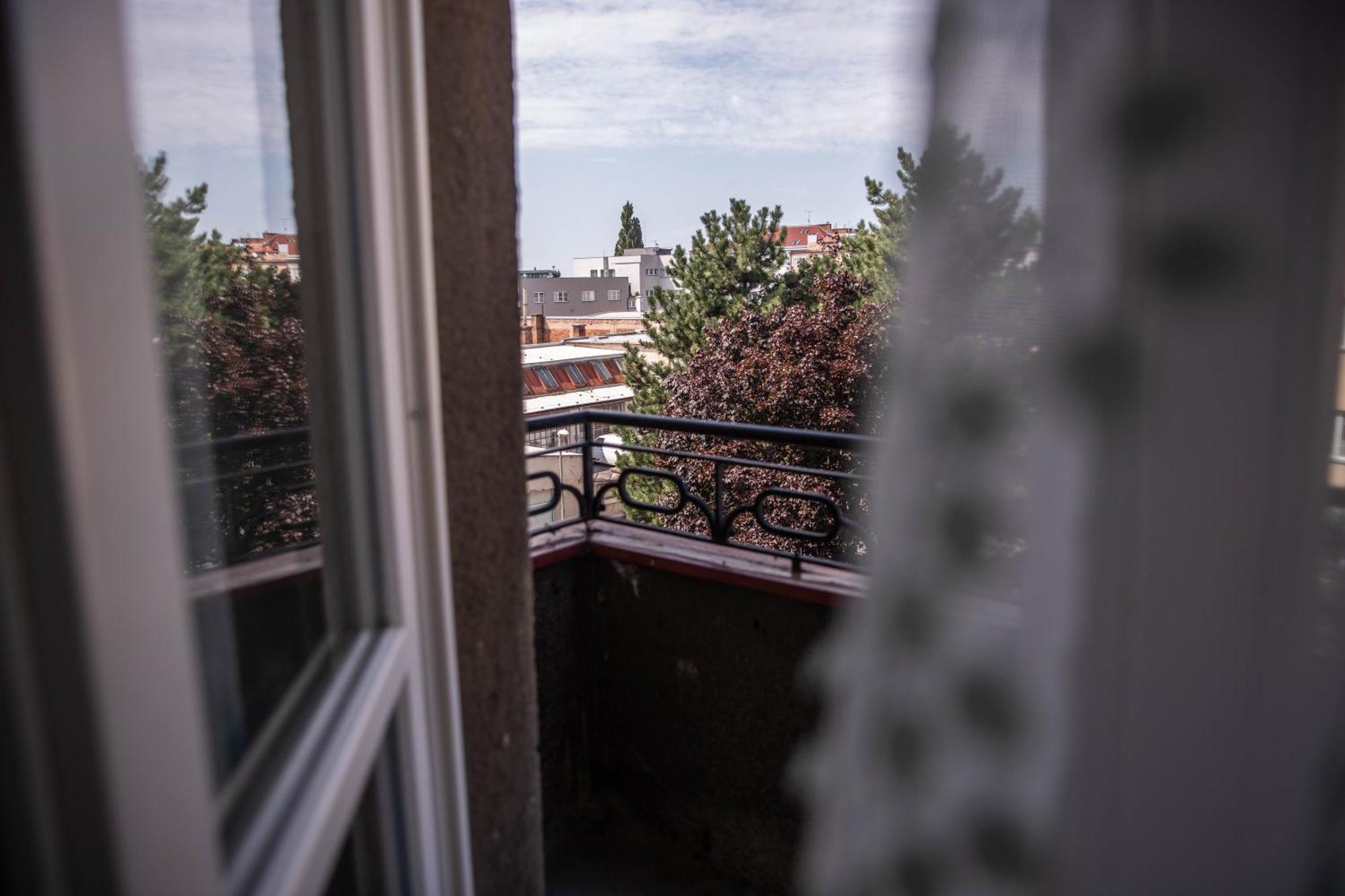 Prostorny Byt V Centru U Reky, 2 Loznice, Balkon Hradec Králové Kültér fotó