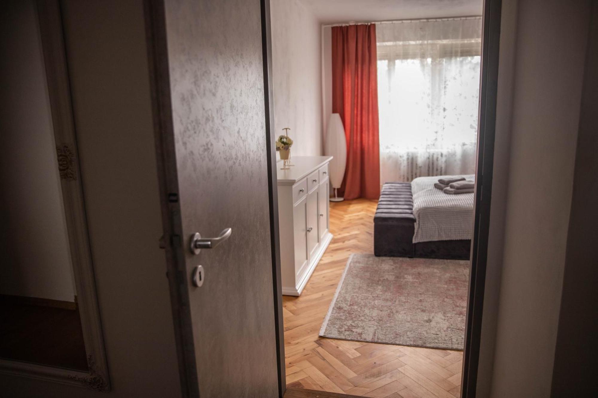 Prostorny Byt V Centru U Reky, 2 Loznice, Balkon Hradec Králové Kültér fotó