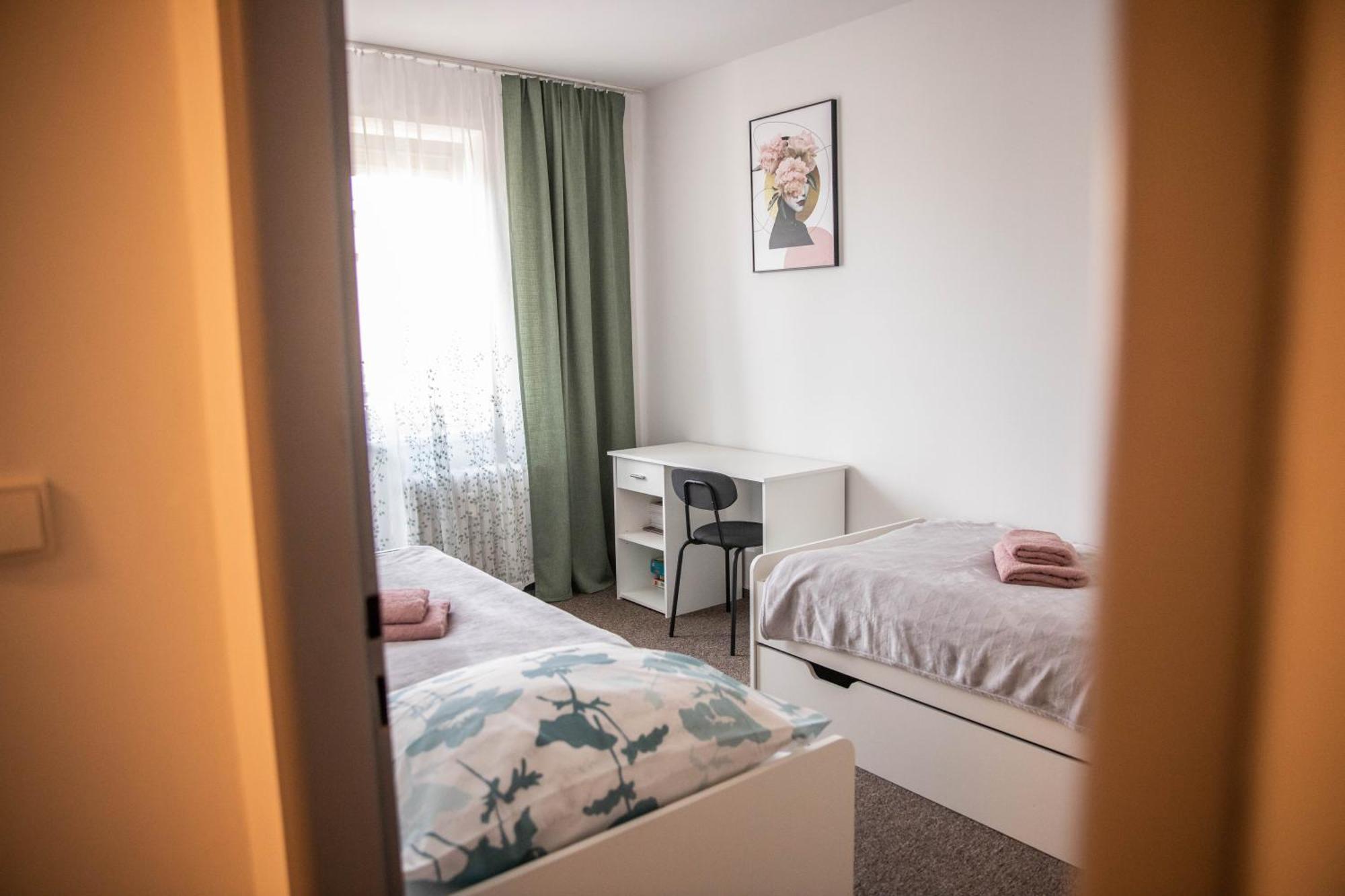 Prostorny Byt V Centru U Reky, 2 Loznice, Balkon Hradec Králové Kültér fotó
