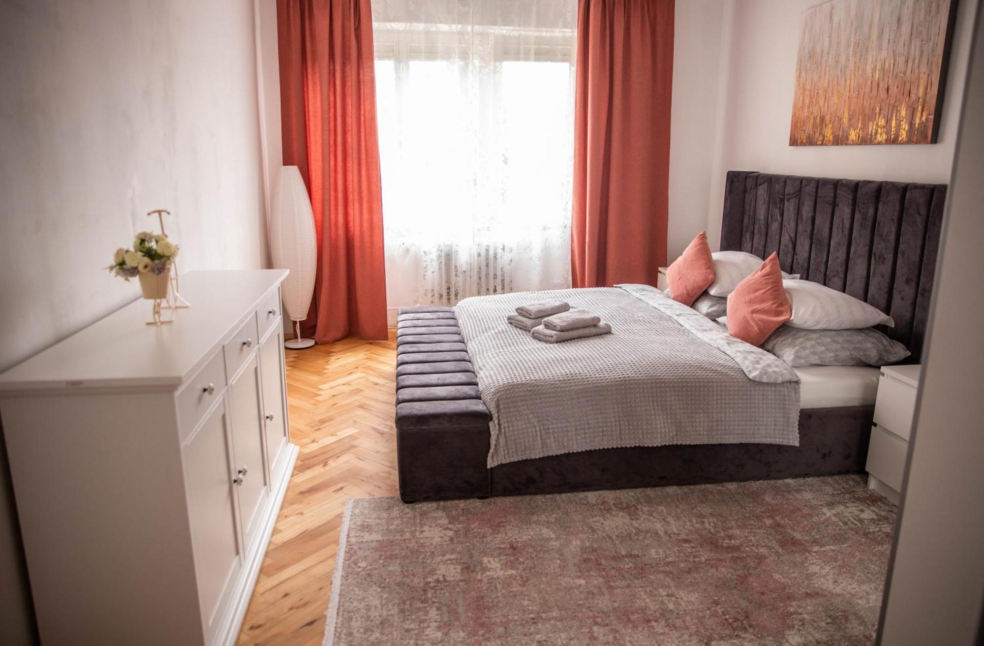 Prostorny Byt V Centru U Reky, 2 Loznice, Balkon Hradec Králové Kültér fotó