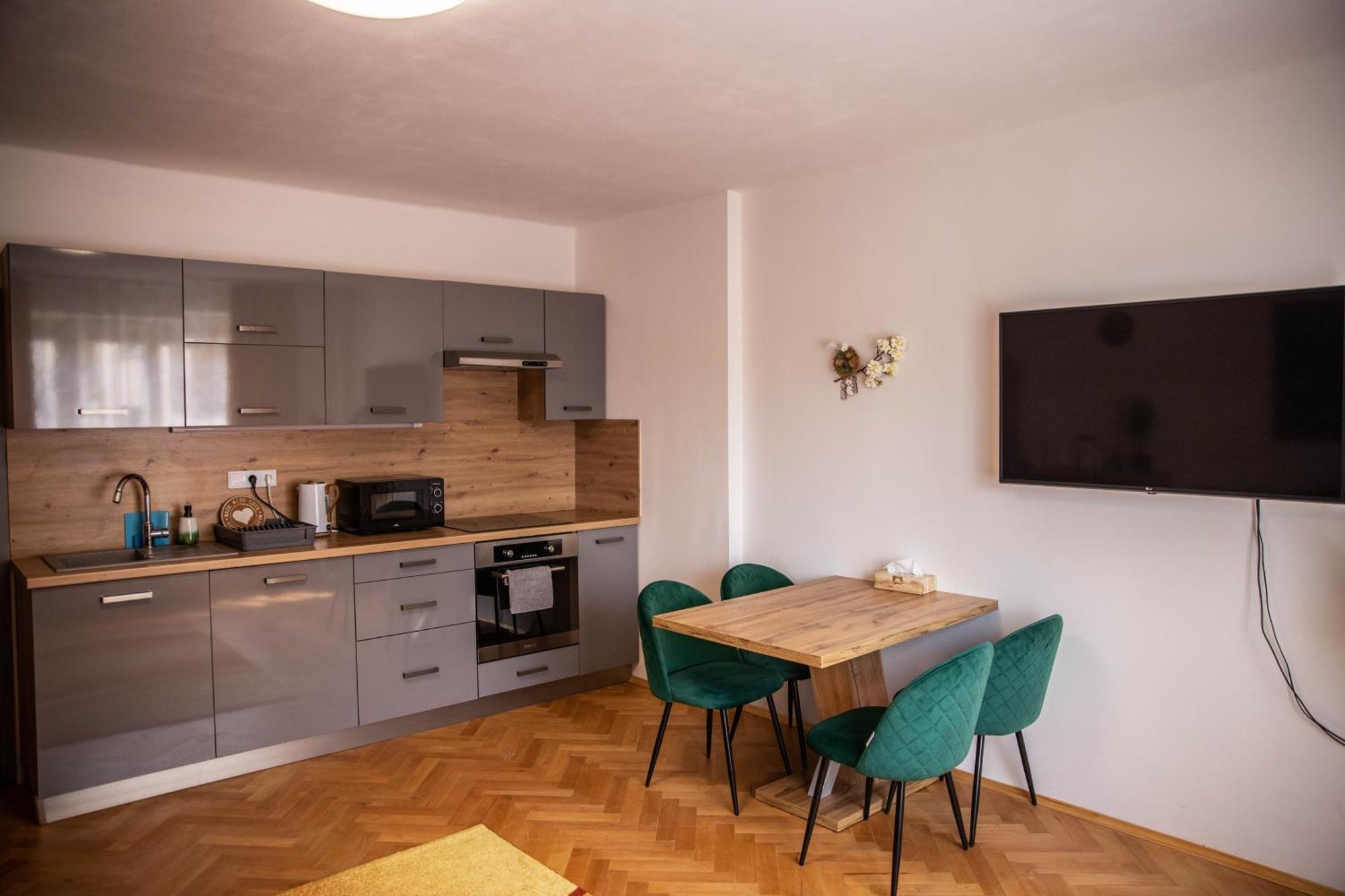Prostorny Byt V Centru U Reky, 2 Loznice, Balkon Hradec Králové Kültér fotó
