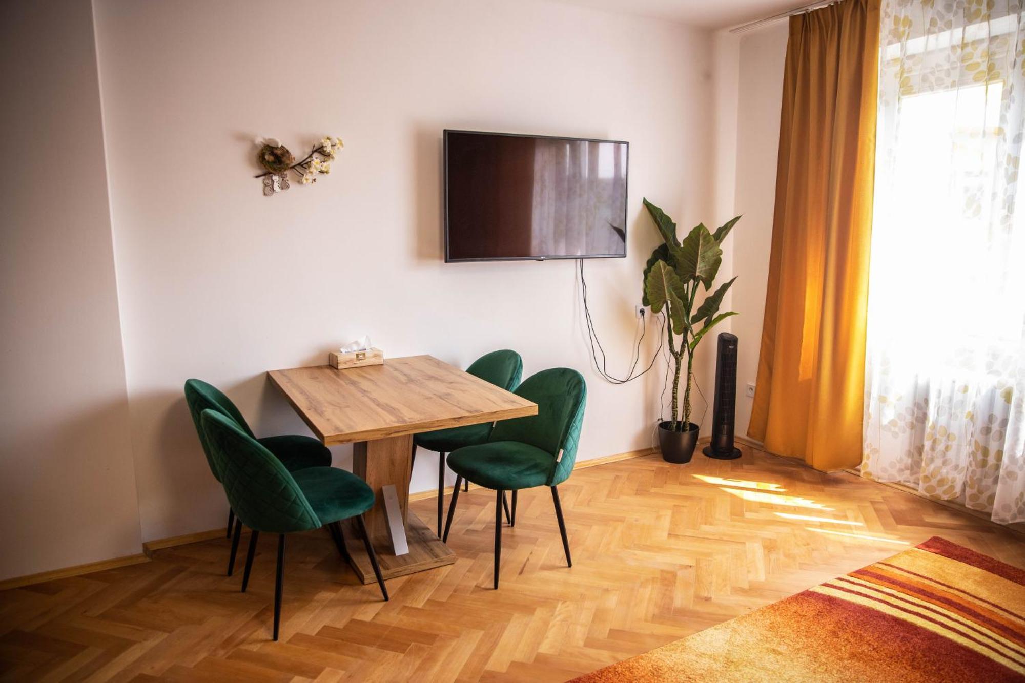 Prostorny Byt V Centru U Reky, 2 Loznice, Balkon Hradec Králové Kültér fotó