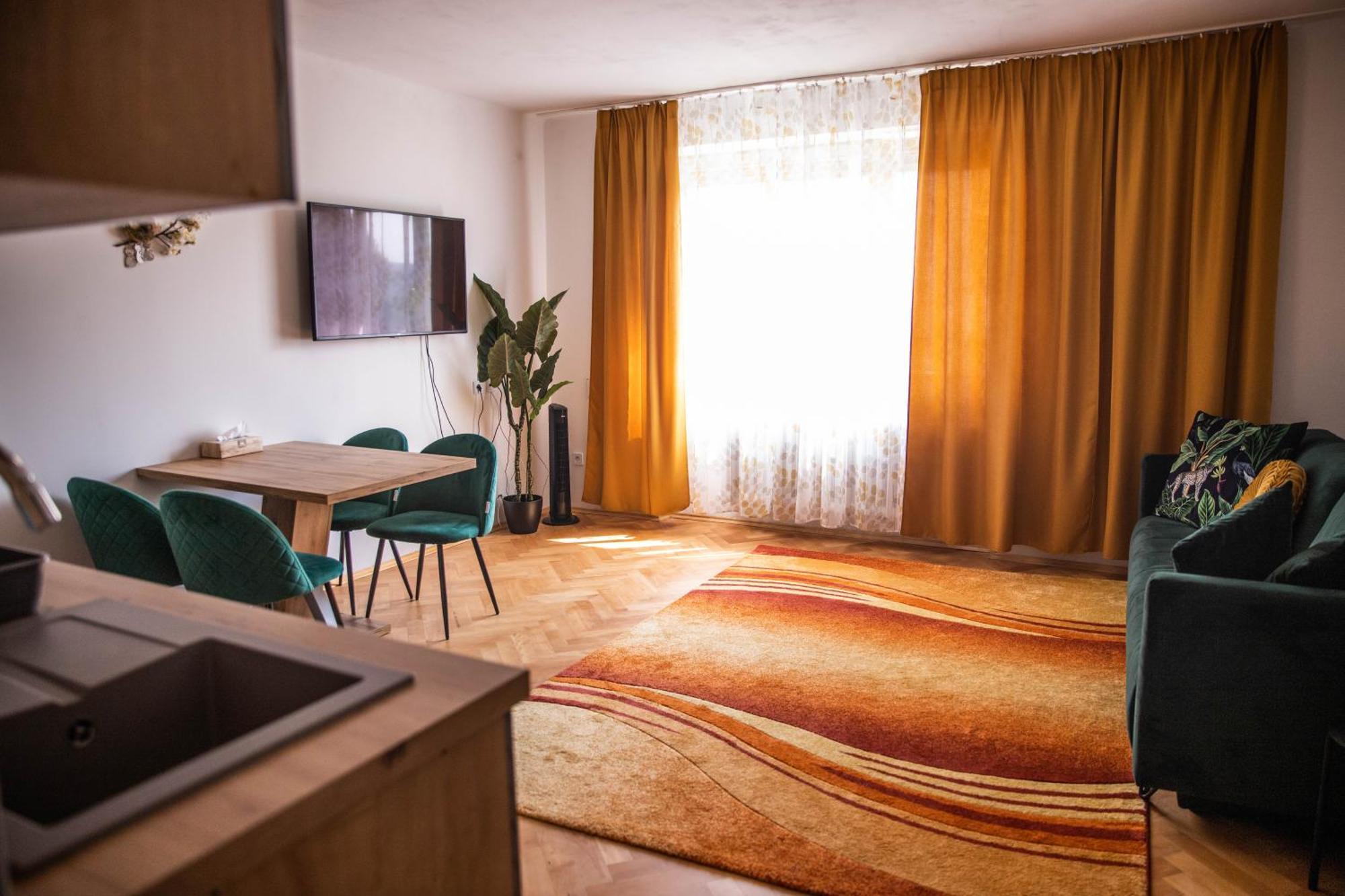 Prostorny Byt V Centru U Reky, 2 Loznice, Balkon Hradec Králové Kültér fotó