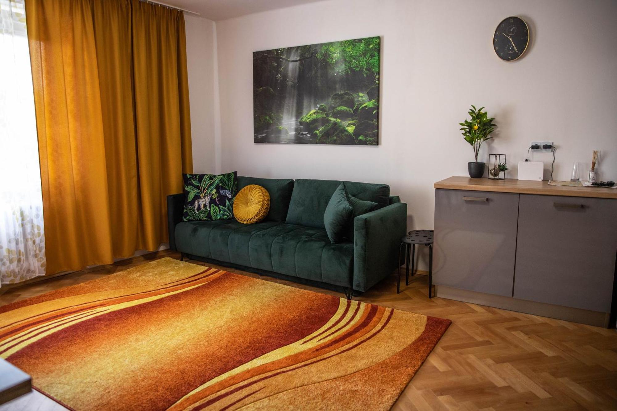 Prostorny Byt V Centru U Reky, 2 Loznice, Balkon Hradec Králové Kültér fotó